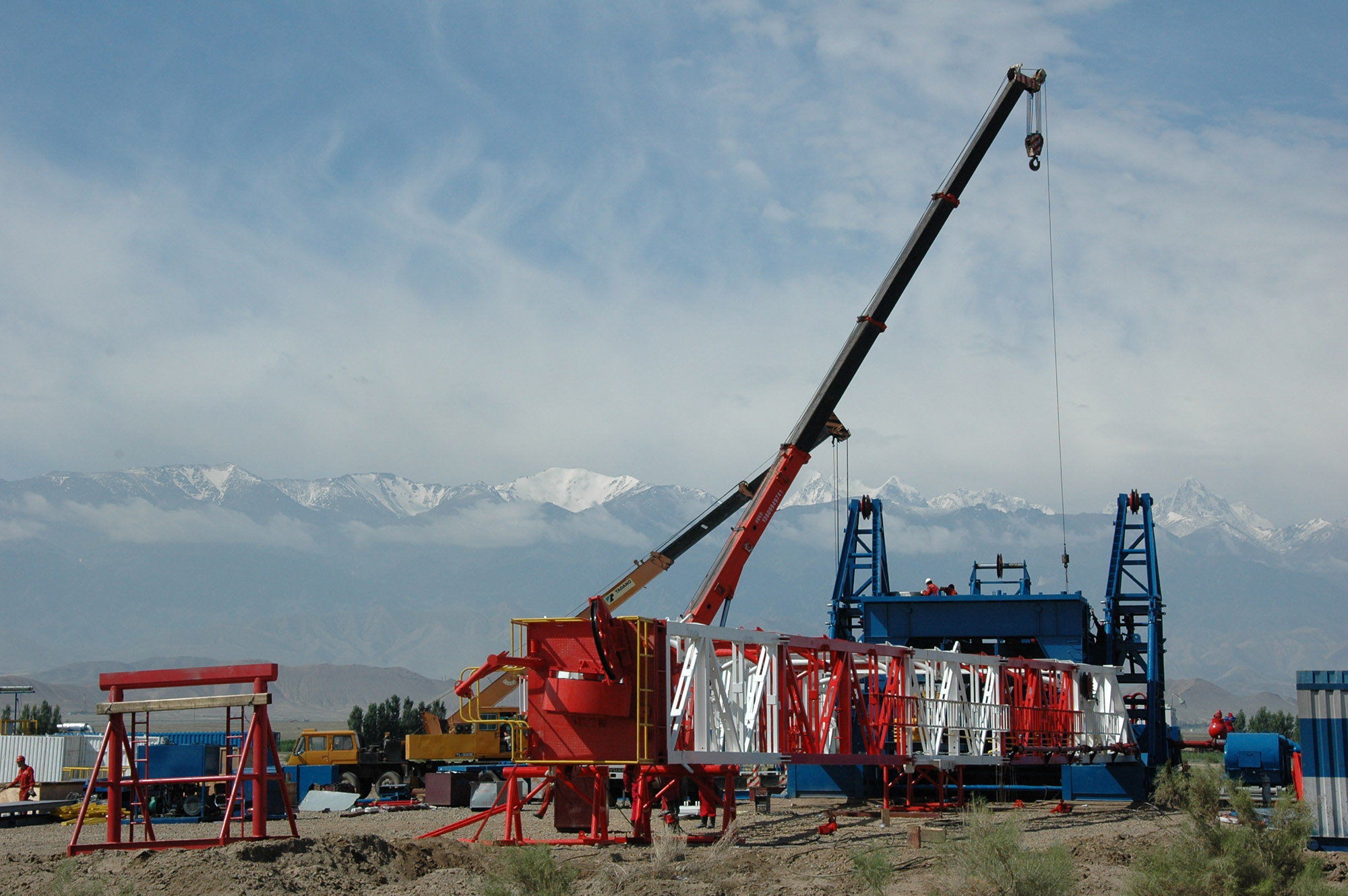新40钻机在天山脚下紧张的安装(1).jpg
