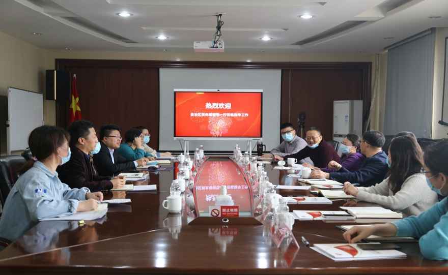 自治区税务局领导送温暖到我公司(图1)