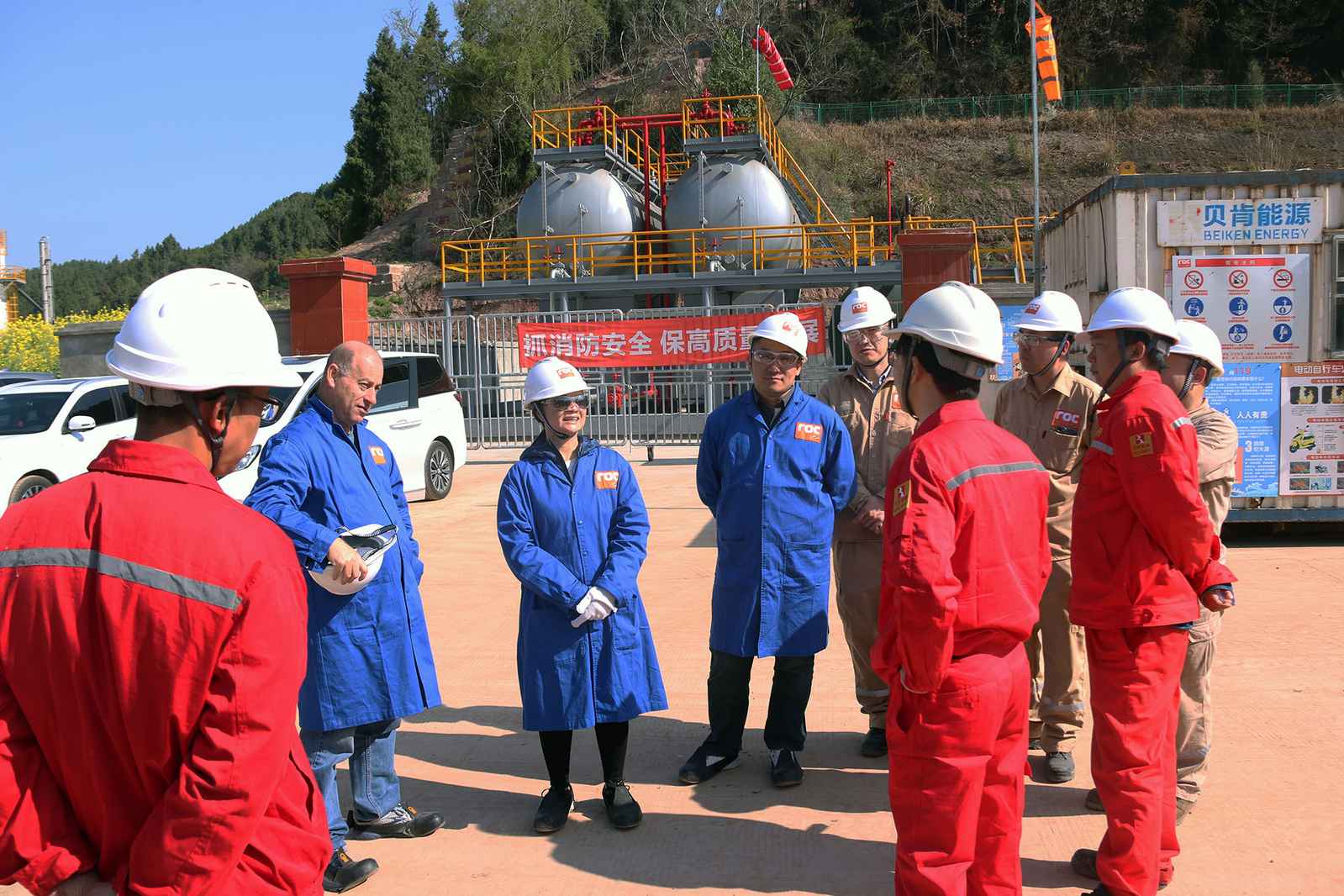 洛克石油首席执行官Lorne一行莅临角76井组钻井现场考察工作(图2)